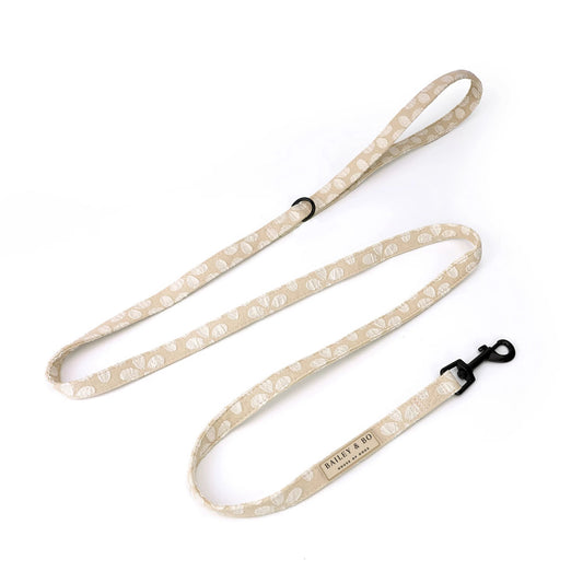 Stilvolle Hundeleine im Mocha-Flower-Design auf weißem Hintergrund – Vanilla Blossom Kollektion für kleine Hunde