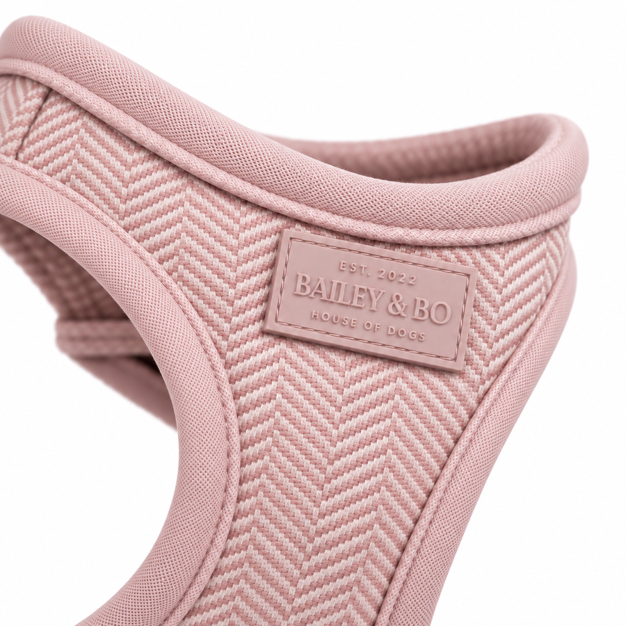 Melva Hundegeschirr in Soft Rose, Detailansicht von Fischgrät-Gewebe und B&B-Label am Halsausschnitt