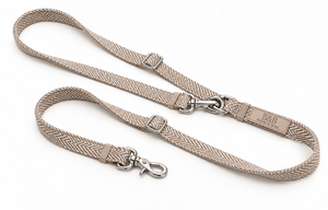 Melva Crossbody-Hundeleine in Latte mit Fischgrät-Muster und silberfarbenen Karabinern