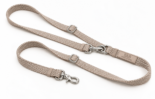 Melva Crossbody-Hundeleine in Latte mit Fischgrät-Muster und silberfarbenen Karabinern