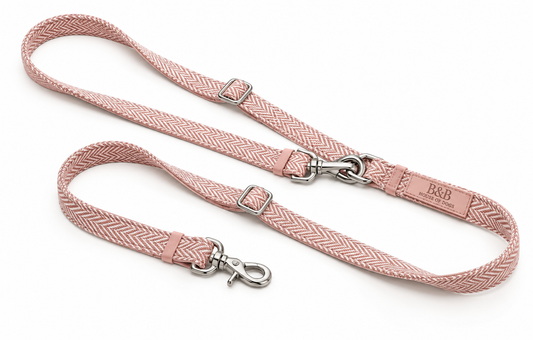 Melva Crossbody-Hundeleine in Soft Rose (Altrosa) mit Fischgrät-Muster und silberfarbenen Karabinern