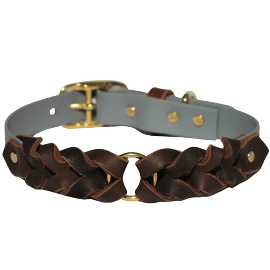 Verstellbares BASELINE Hundehalsband in Hellblaugrau-Braun aus BioThane® und Fettleder, Nahaufnahme der Materialien

