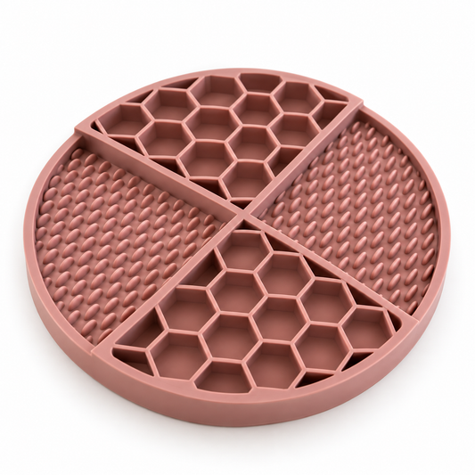 Schleckmatte Altrosa für Hunde: Silikon-Leckmatte mit Honeycomb-Struktur im Schrägblick