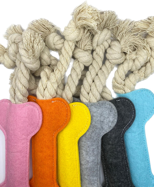 Minimalistisches Hundespielzeug in Form eines Knochen - Bonalie by Bo
